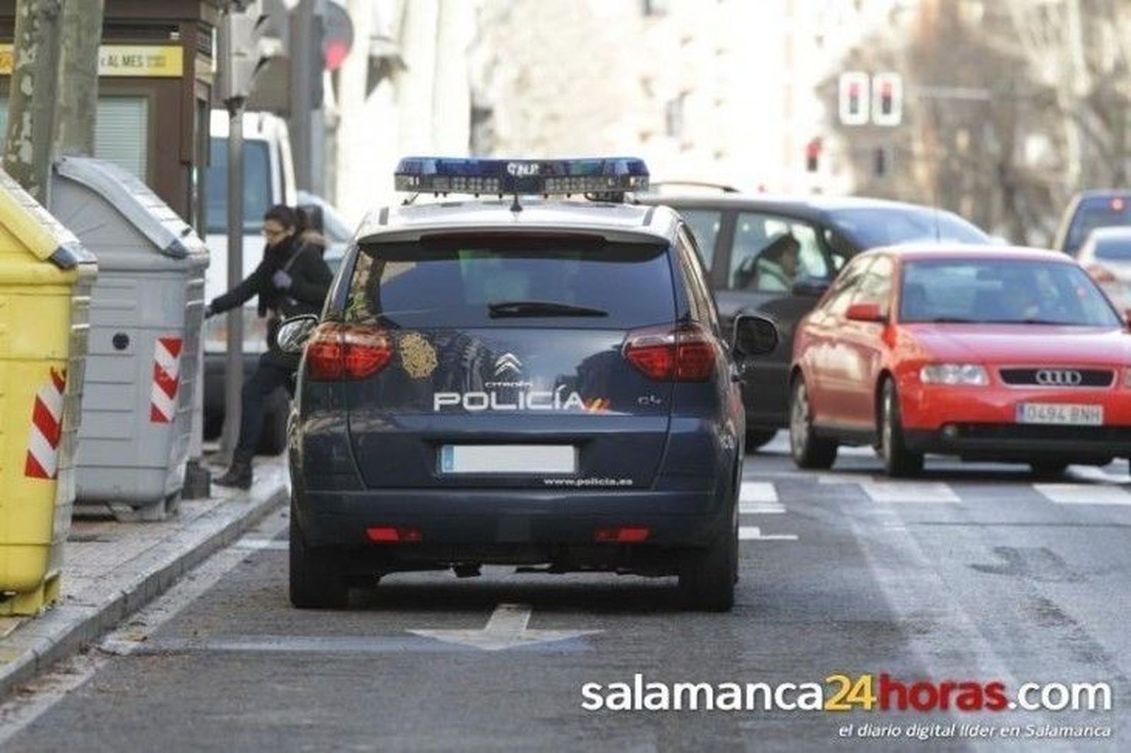 Golpean con un cayado con chinchetas a un kiosquero tras intentar llevarse una revista