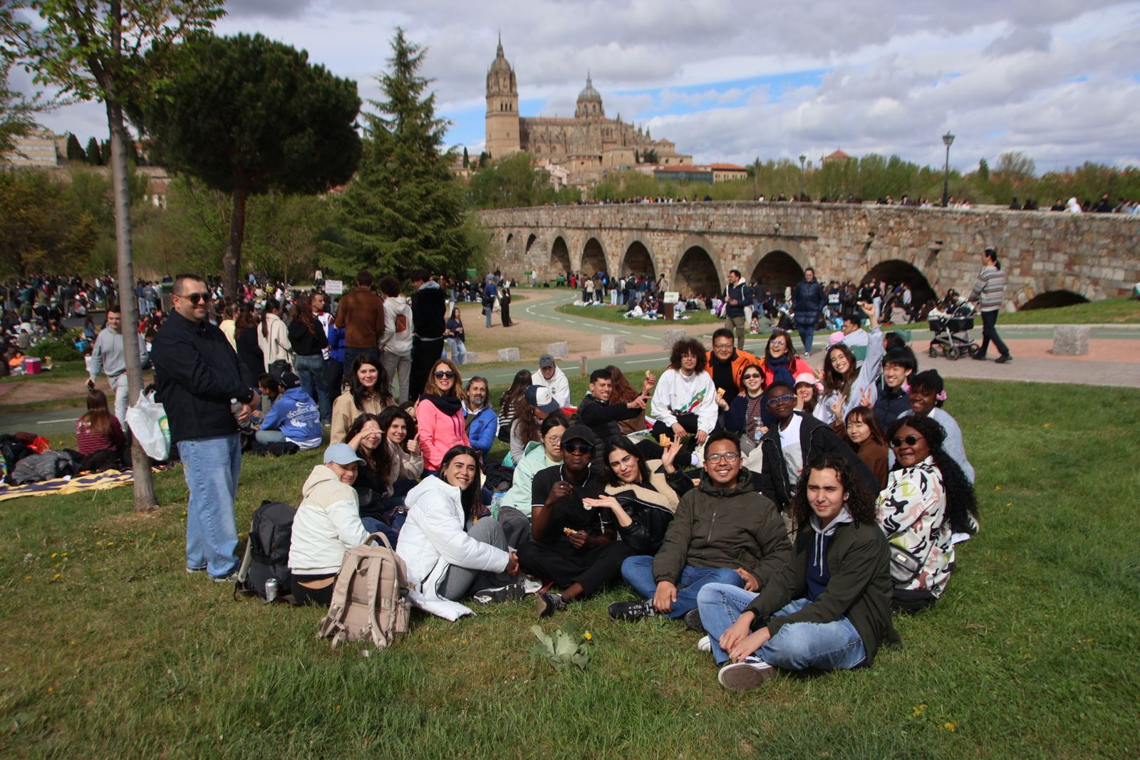 Un multitudinario Lunes de Aguas en Salamanca llena la ribera del Tormes