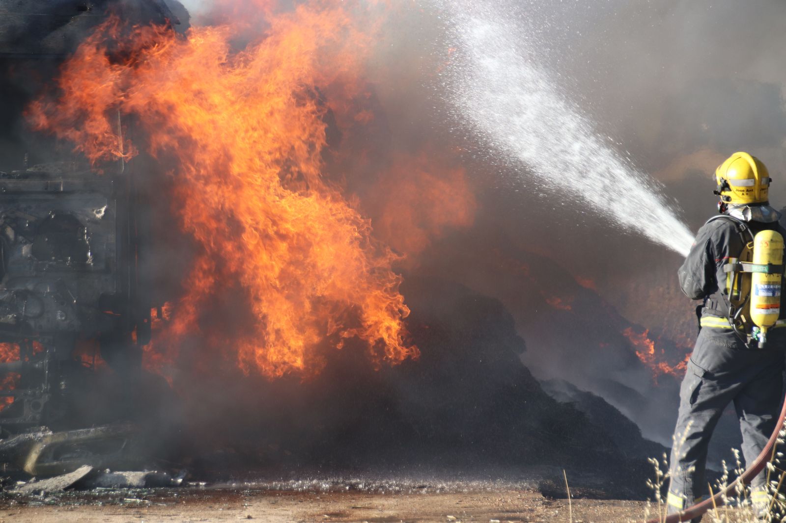 Los Bomberos apagan el incendio de un camión de pacas en Castellanos de Villiquera.