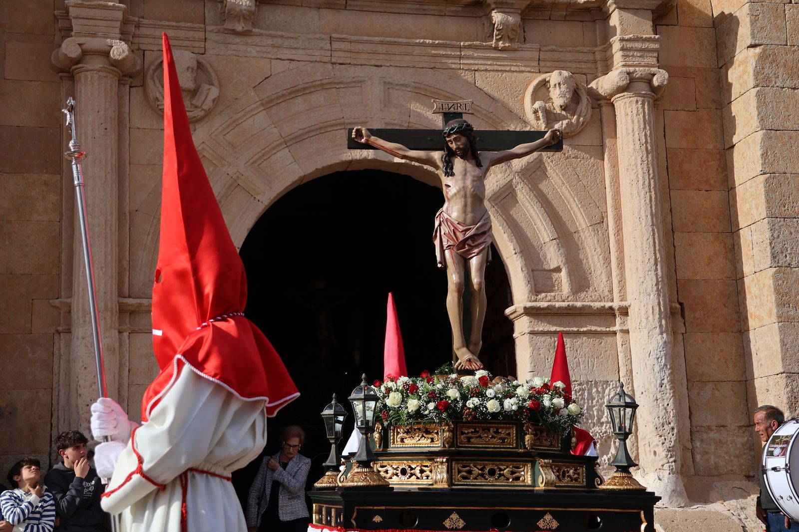 Revive las imágenes de la procesión del Santo Entierro en Fuentesaúco