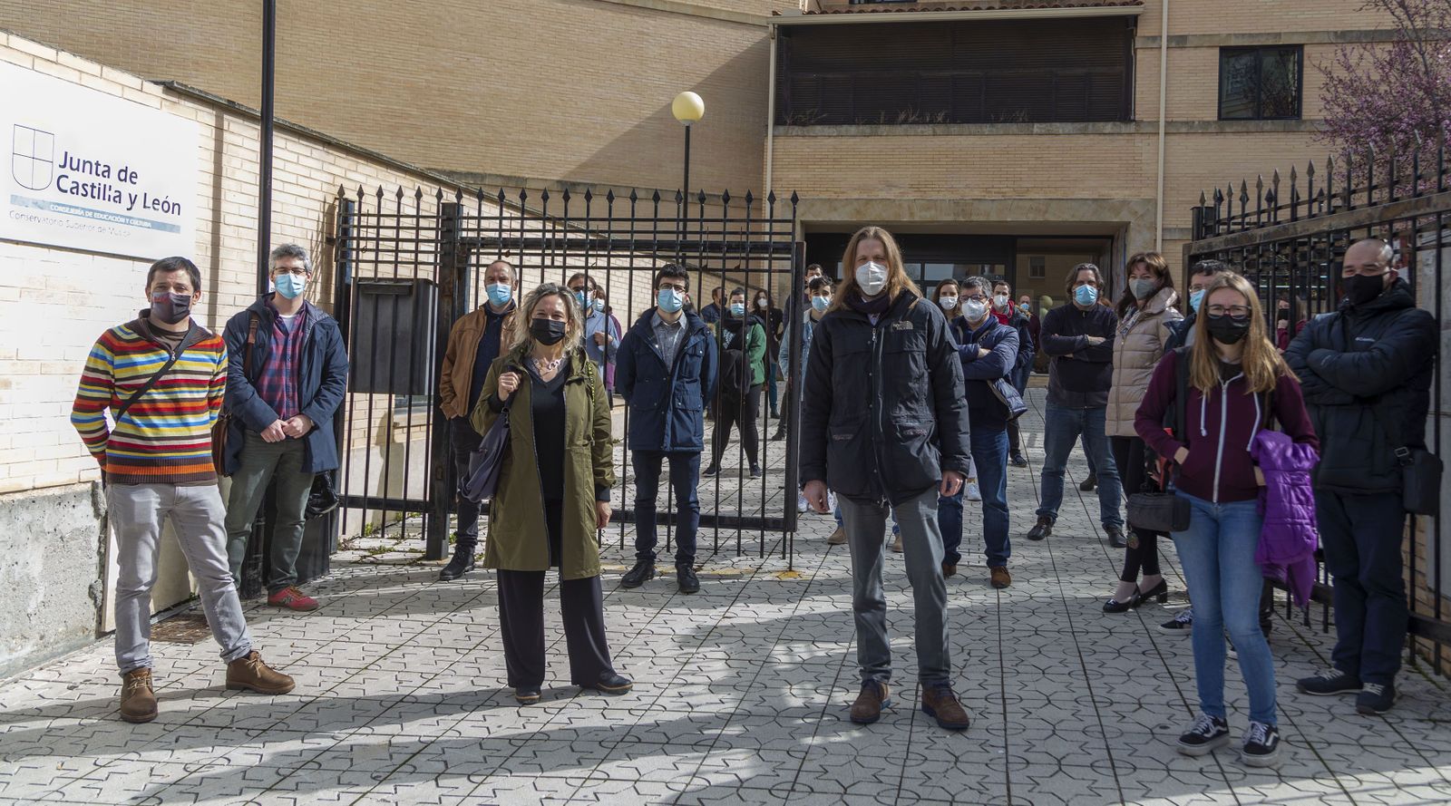 Pablo Fernández, secretario general de Podemos Castilla y León, con una representación de los profesores interinos del Conservatorio Superior de Música de Castilla y León. | FOTO: ICAL