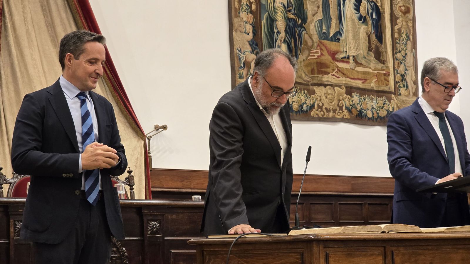 El rector de la Universidad de Salamanca preside el acto de toma de posesión de nuevos cargos académicos y del personal docente e investigador