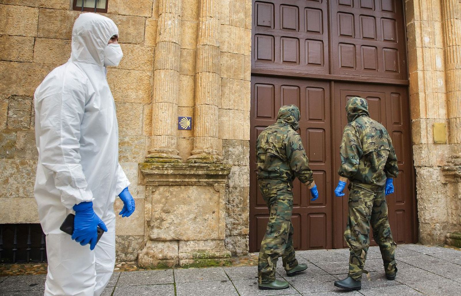 Militares del Regimiento de Infantería Acorazada ‘Alcázar de Toledo’ desinfectan la residencia de mayores del Hospital de la Pasión. Vicente / ICAL