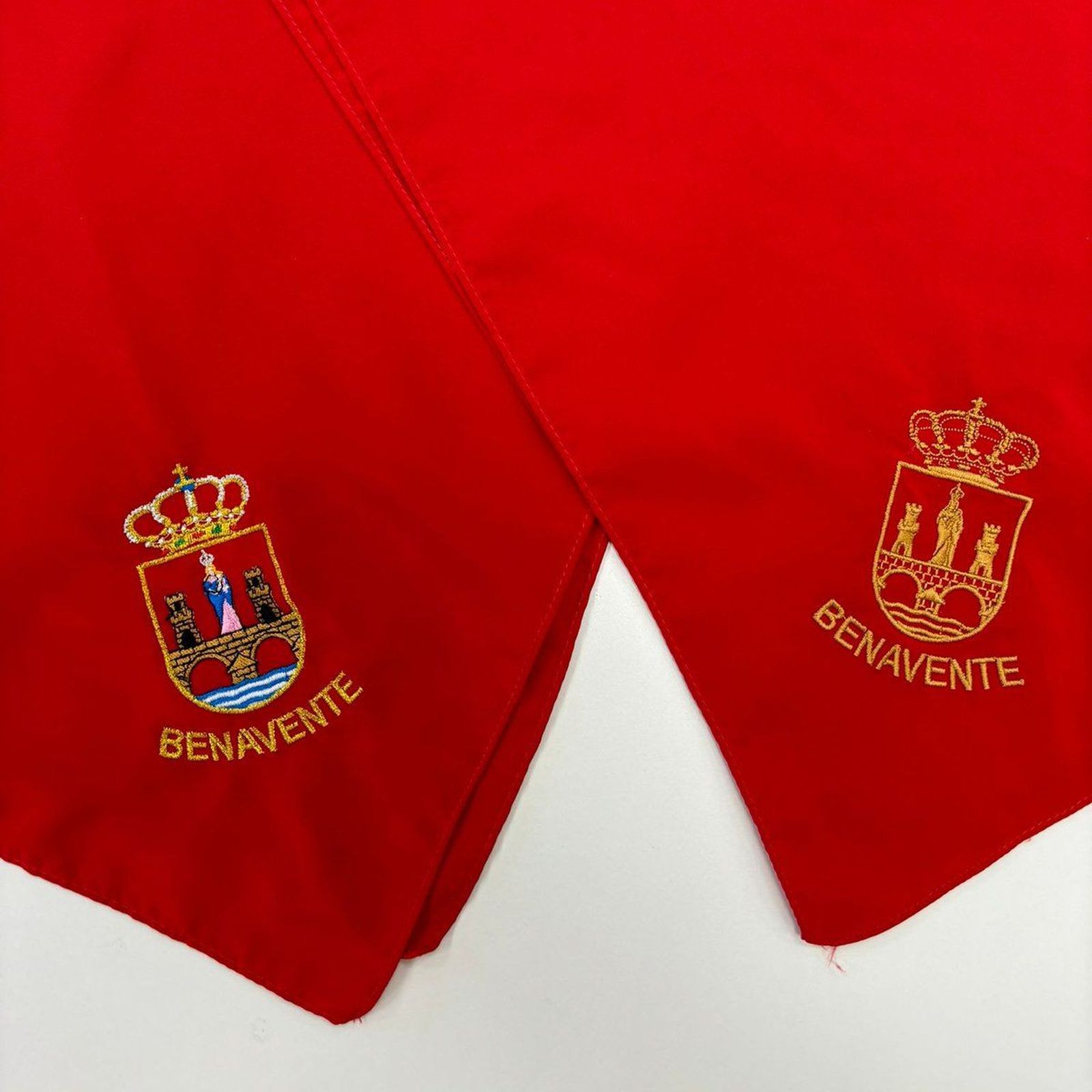 Pañuelos rojos de las Fiestas del Toro Enmaromado de Benavente 2024.