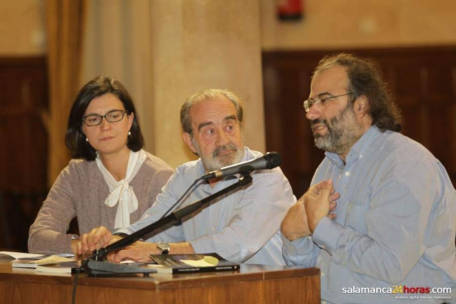 Jotamar se rodea de amigos en la presentación de 'Rosas de invierno', su nueva novela