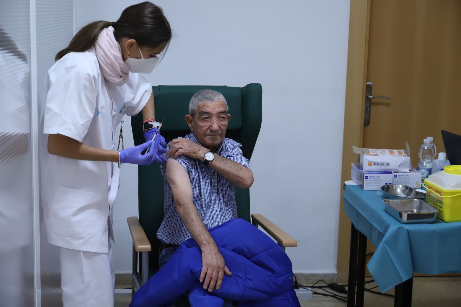 Vacunación de la cuarta dosis contra el coronavirus en la residencia de los Tres Árboles (9)