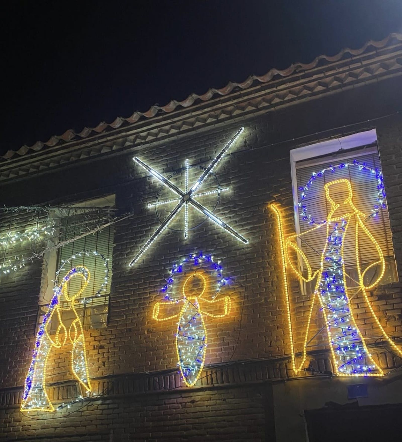 GALERÍA | Decoración navideña, fruto de la unión vecinal, en El Piñero