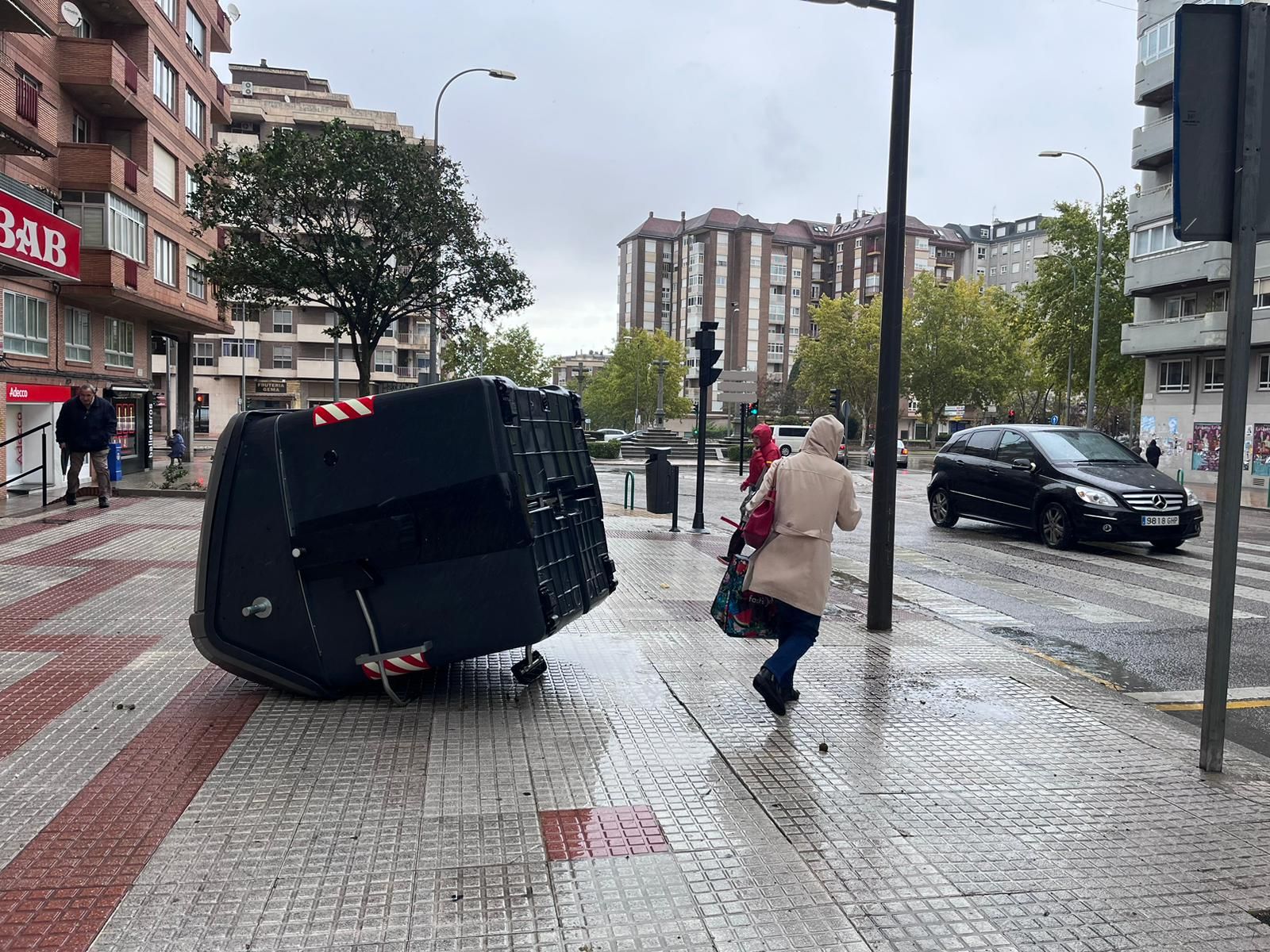 Contenedor derribado por el viento en las Tres Cruces en un temporal pasado. Archivo Contenedor derribado por el viento en las Tres Cruces en un temporal pasado. Archivo