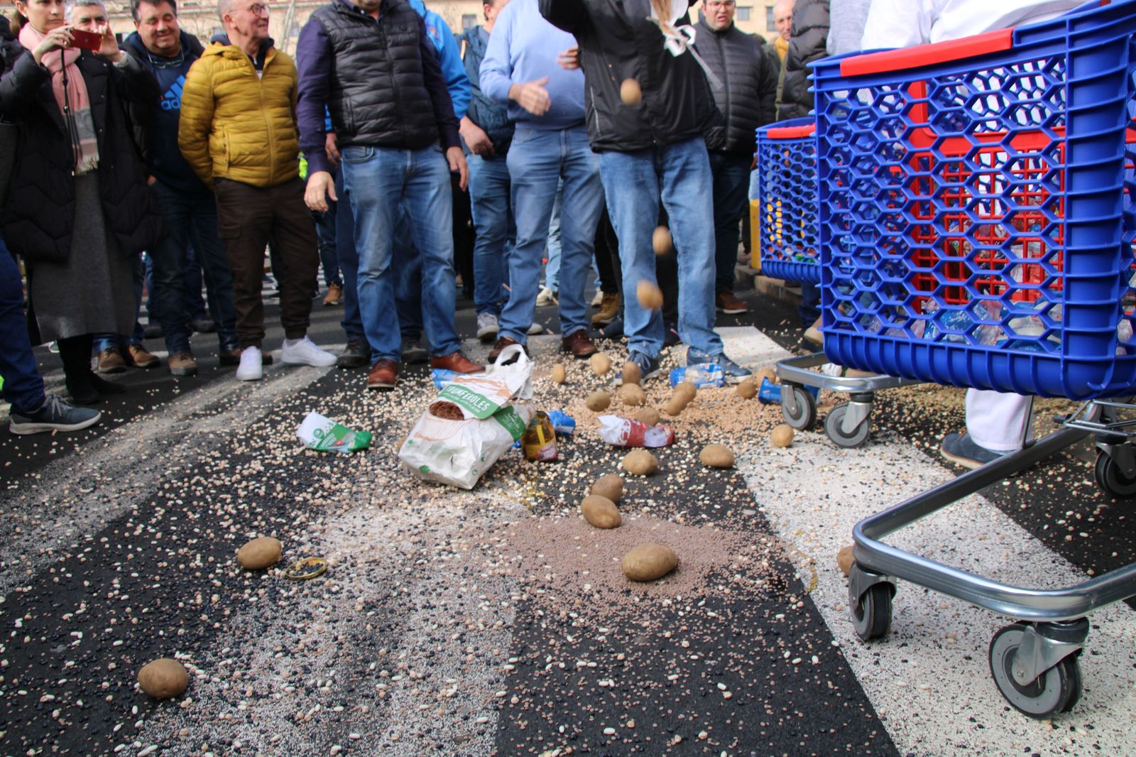 concentracion-profesionales-del-campo-en-el-carrefour-9