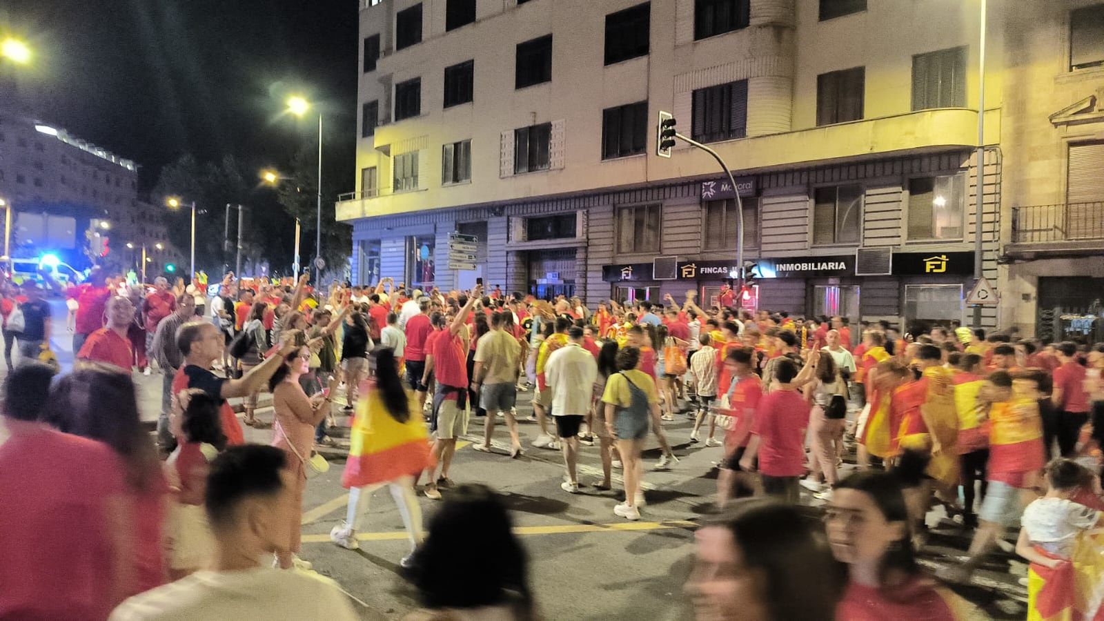 Gran Vía cortada al tráfico y llena de gente por el final de la Eurocopa