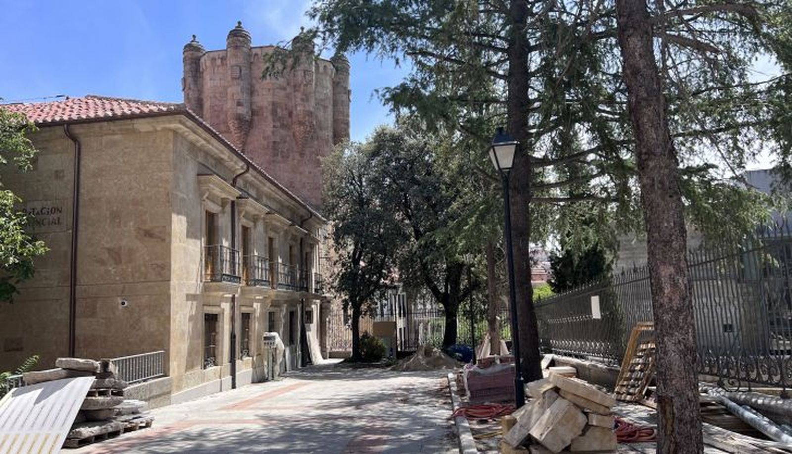 Obras de acceso a la Torre del Clavero