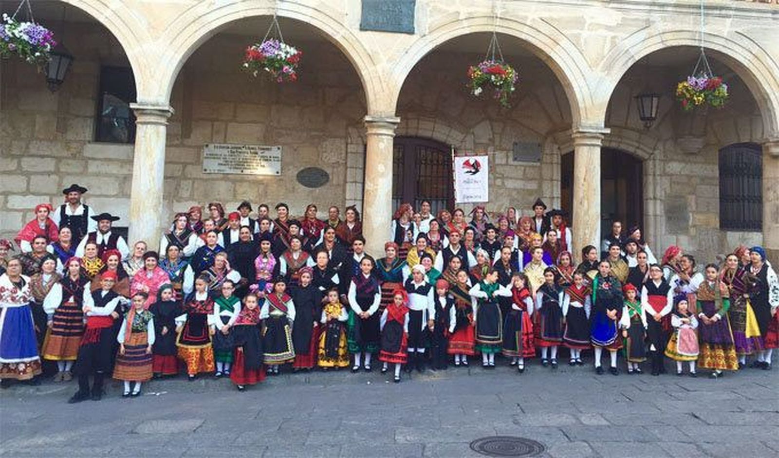 Don Sancho despide el curso con una muestra de baile y canto tradicional
