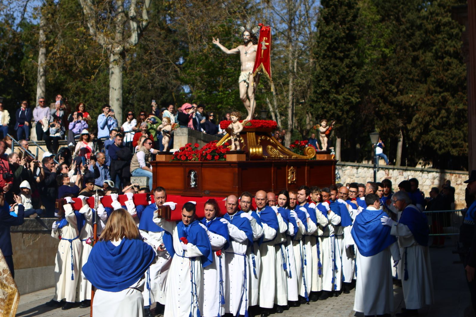 Procesión del encuentro de Nuestra Señora de la Alegría y Jesús Resucitado en el Domingo de Resurrección en Salamanca