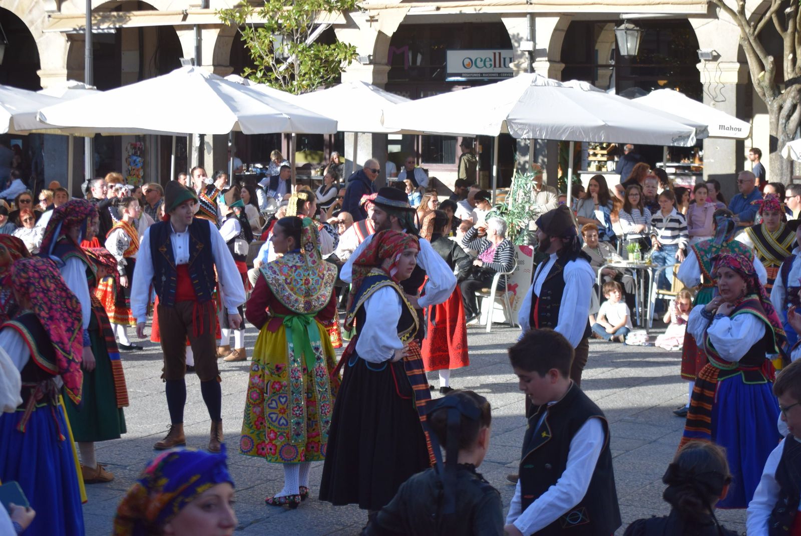 dona-urraca-celebra-en-la-plaza-mayor-el-dia-de-la-danza-3