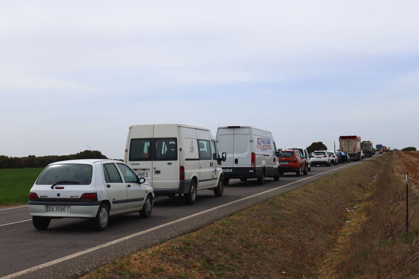 Retenciones en la CL-517 por el choque de dos turismos
