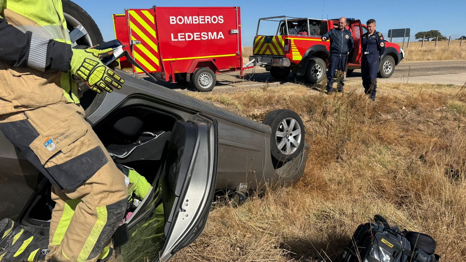 Así ha quedado el vehículo volcado en Ledesma con presencia de los bomberos de Ledesma