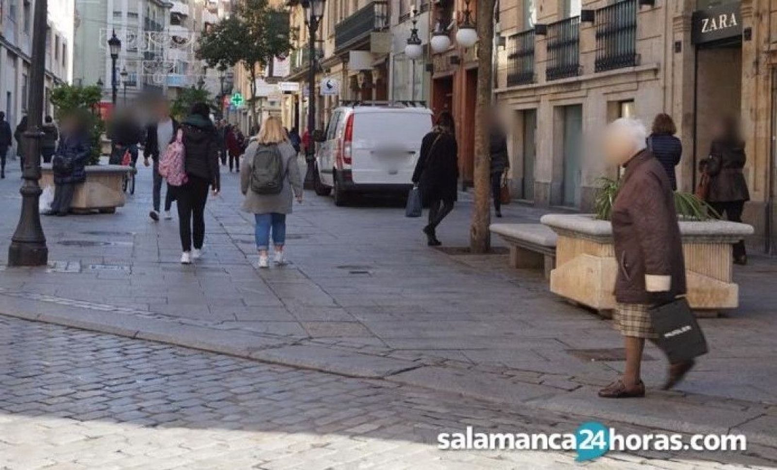 Gente comprando por la calle Toro de Salamanca | Foto de archivo