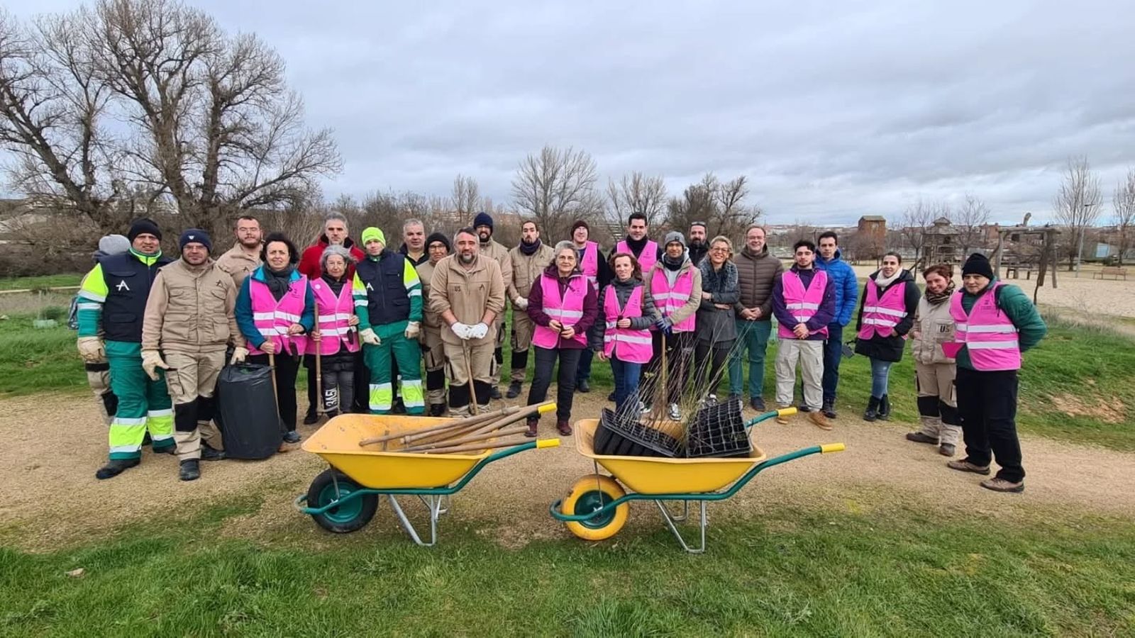 Plantacion voluntarios en Corredores Verdes