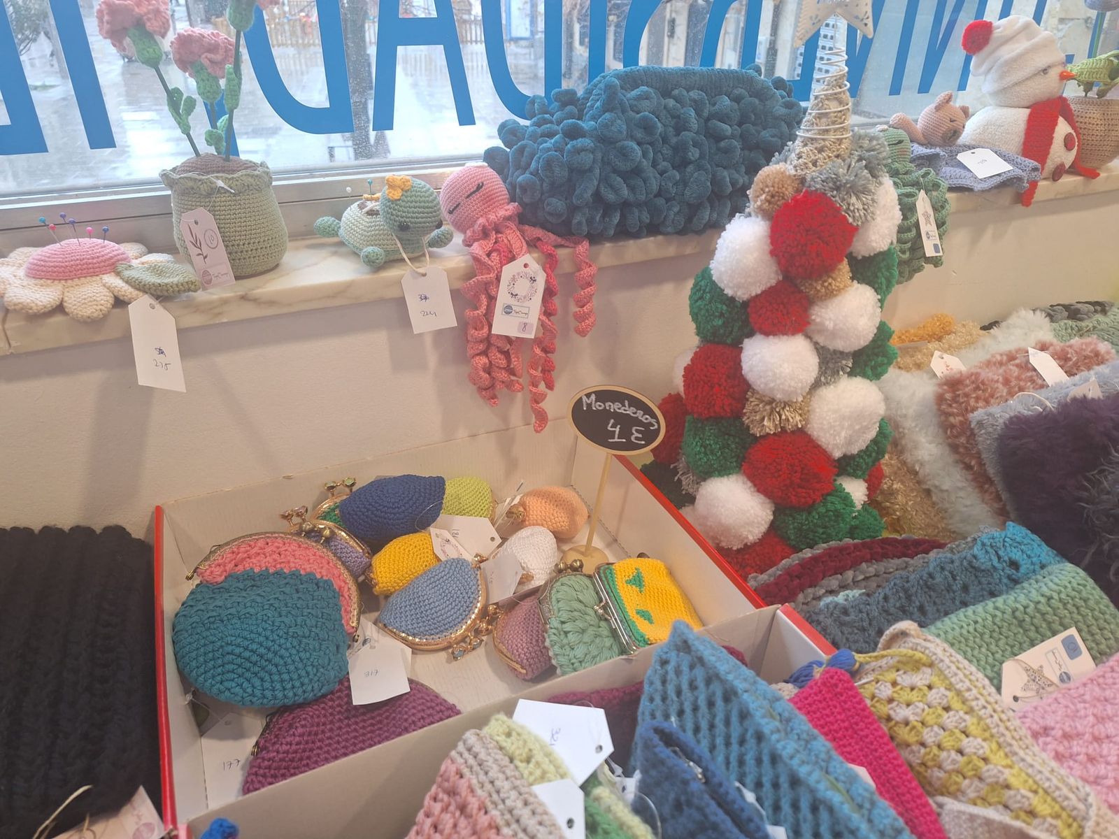 Mercadillo solidario Tejemaneje en Villamayor 2025 (19).jpeg