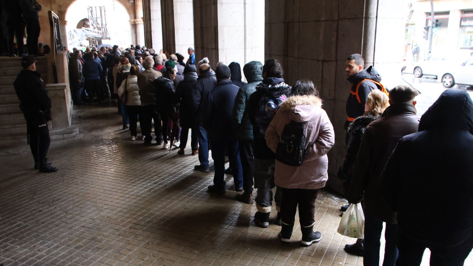 Largas colas por un paquete de lentejas y garbanzos en Gran Vía