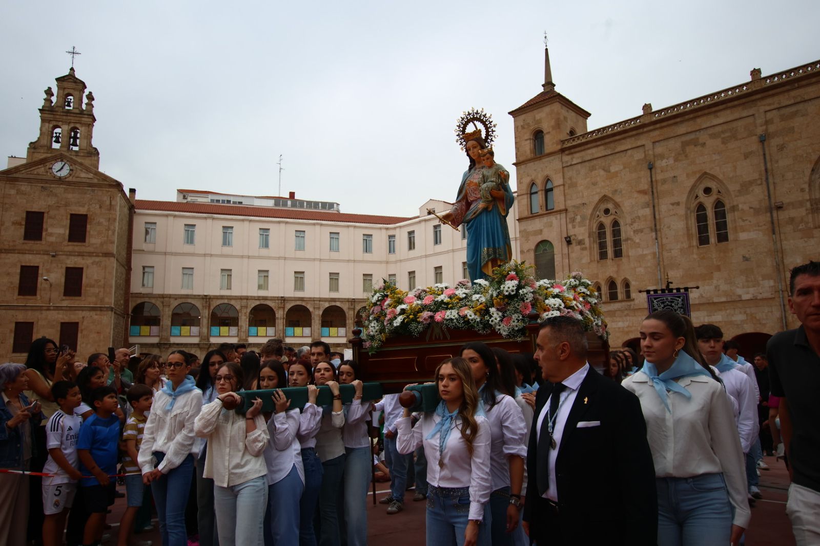 Procesión con motivo de la festividad de María Auxiliadora