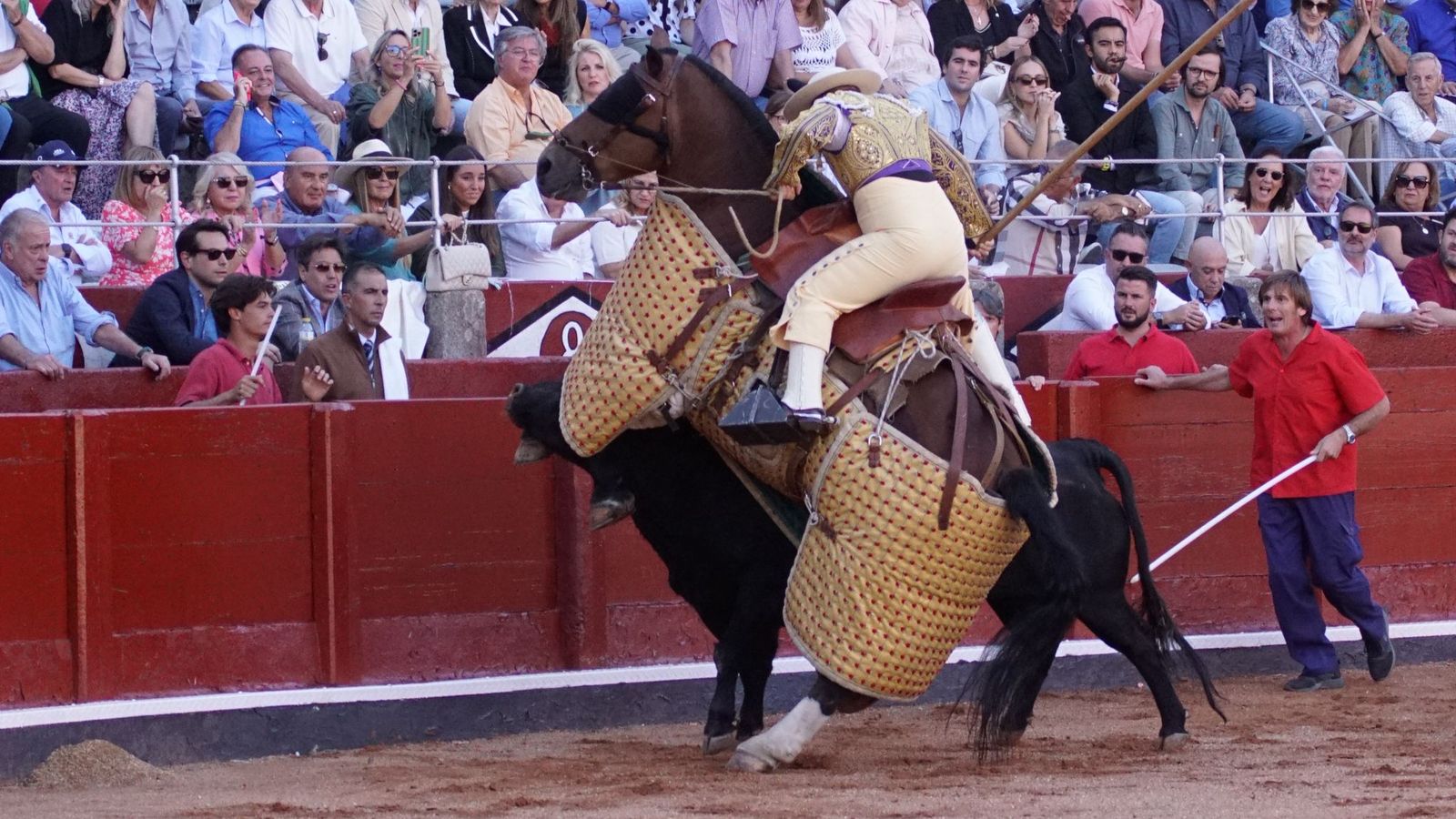 Picador Pedro Manuel Muñoz derribado en el segundo bis de la tarde en el turno de San Román