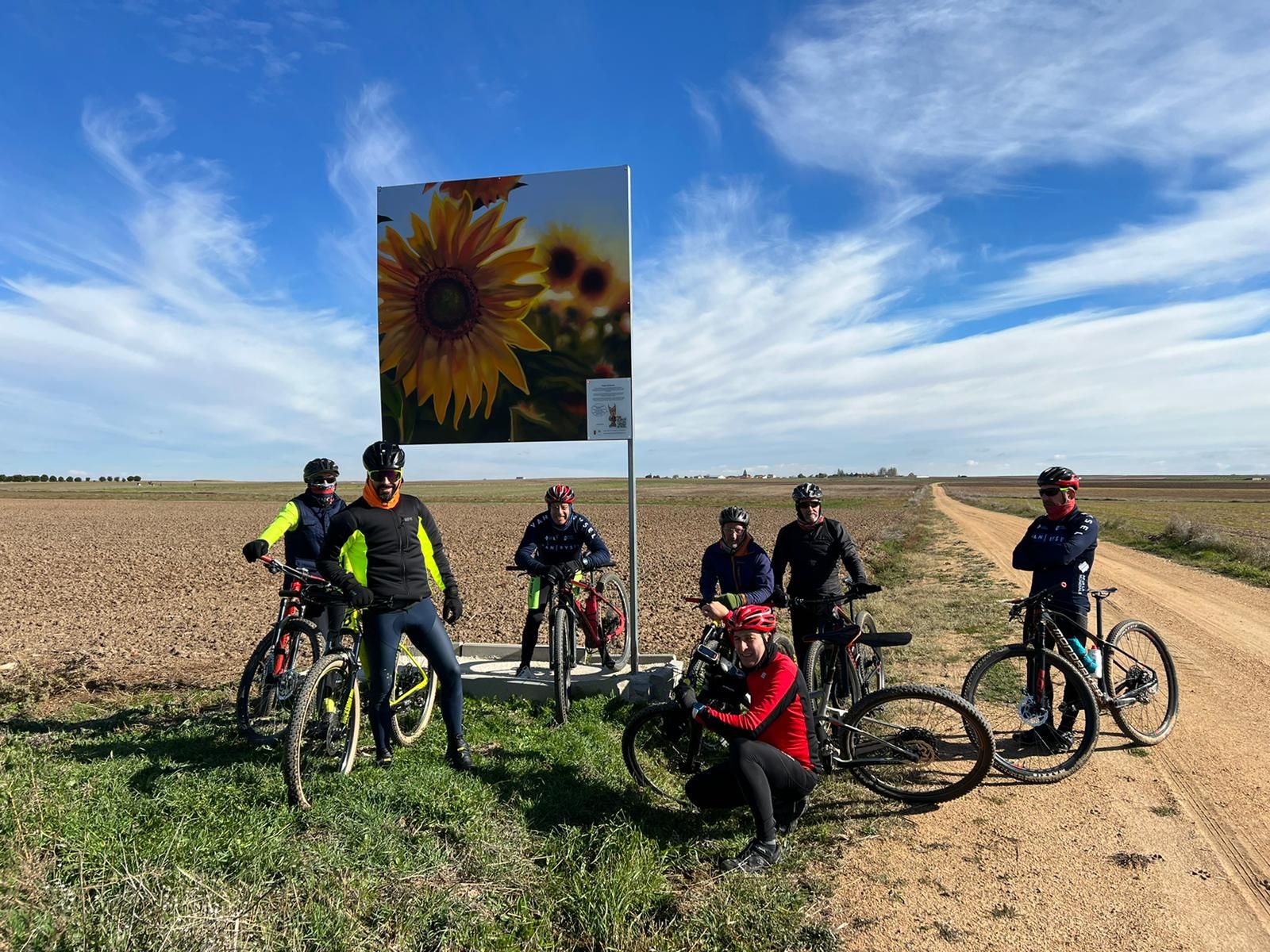 Miembros del grupo MTB Peñausende en una de sus paradas durante la ruta