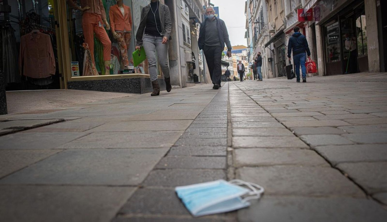 Mascarilla en el suelo