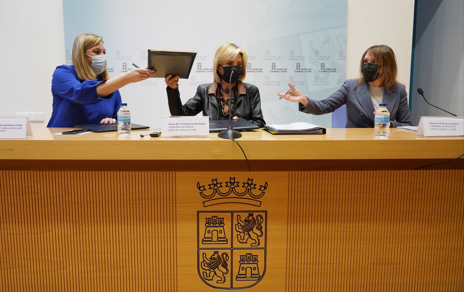 Las consejeras de Sanidad, Verónica Casado; de Familia e Igualdad de Oportunidades, Isabel Blanco; y de Educación, Rocío Lucas. ICAL
