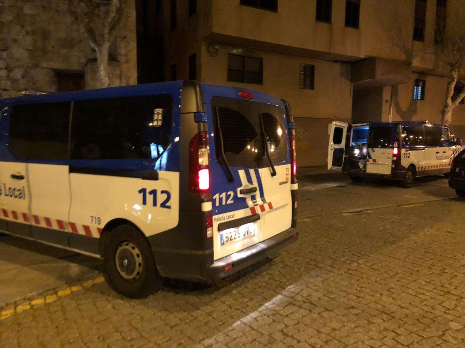 Amenaza a la Policía Local y a un extranjero con un hacha y un cuchillo tras intentar trepar a casa de su expareja