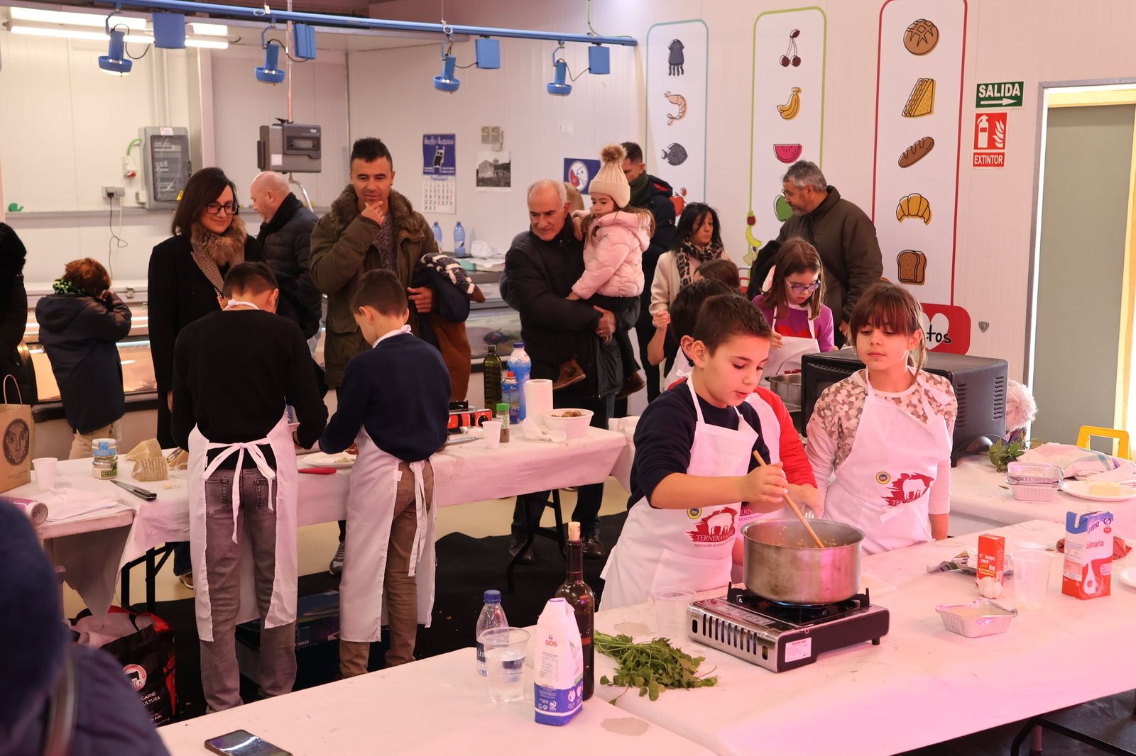 Los niños descubren la gastronomía local mientras se divierten cocinando