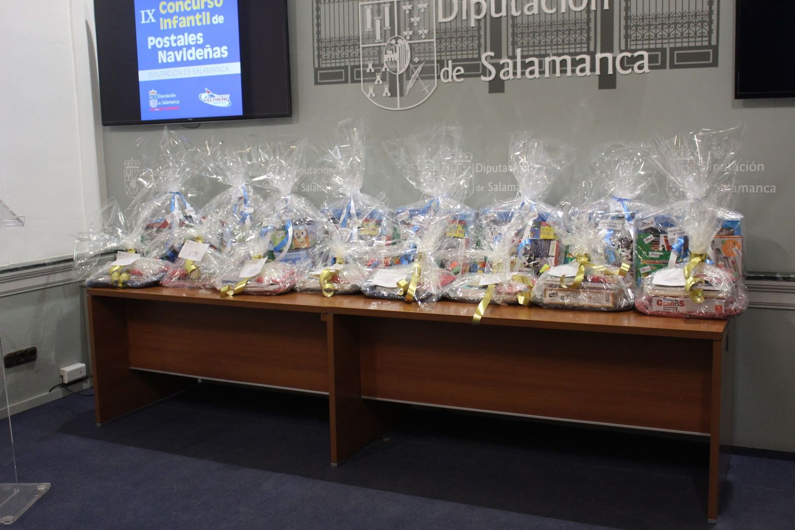 Entrega los premios a los escolares ganadores del IX Concurso de Postales Navideñas.