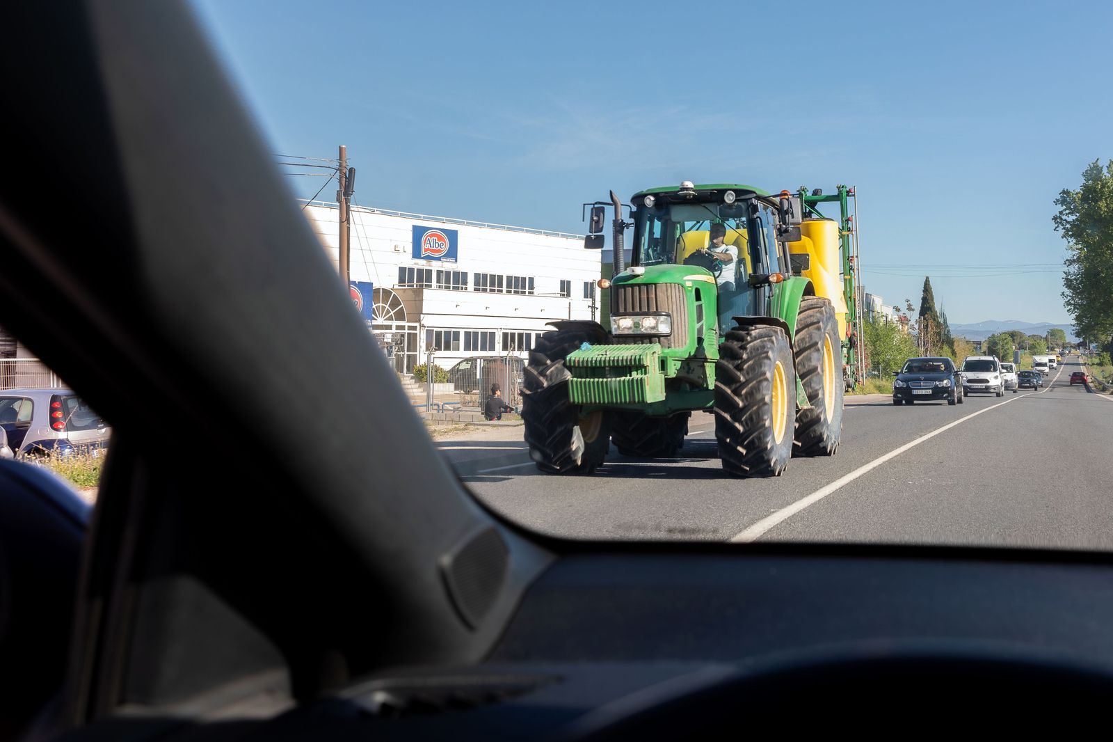 Imagen de un tractor en una carretera