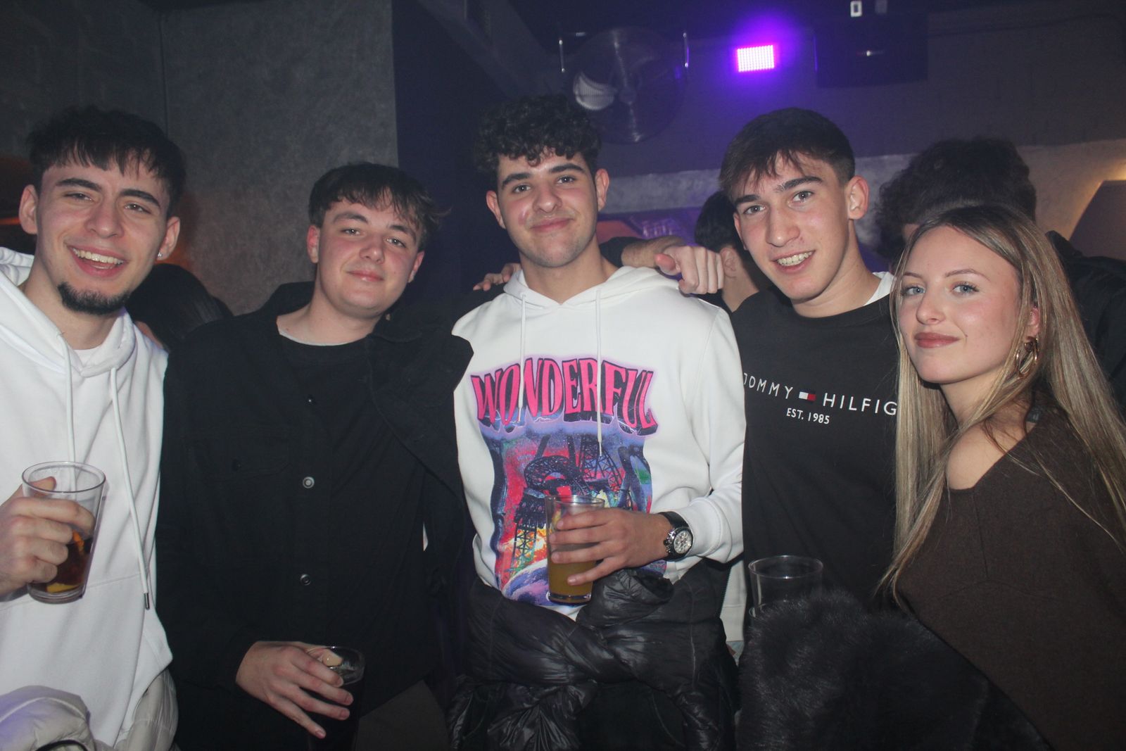 El Fin de Año Universitario continua por los bares de la capital del Tormes tras las doce campanadas