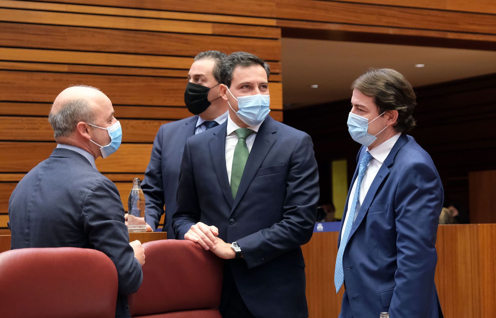 El presidente de la Junta, Alfonso Fernández Mañueco, conversa con los portavoces del PP y Ciudadanos, Raúl de la Hoz y David Castaño durante un Pleno de las Cortes. | FOTO: ICAL