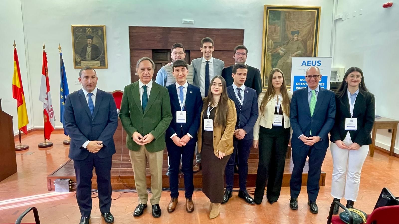 El alcalde participa en el acto inaugural del Congreso ‘40 años de AEUS: Conectando generaciones’. Foto: Ayuntamiento de Salamanca