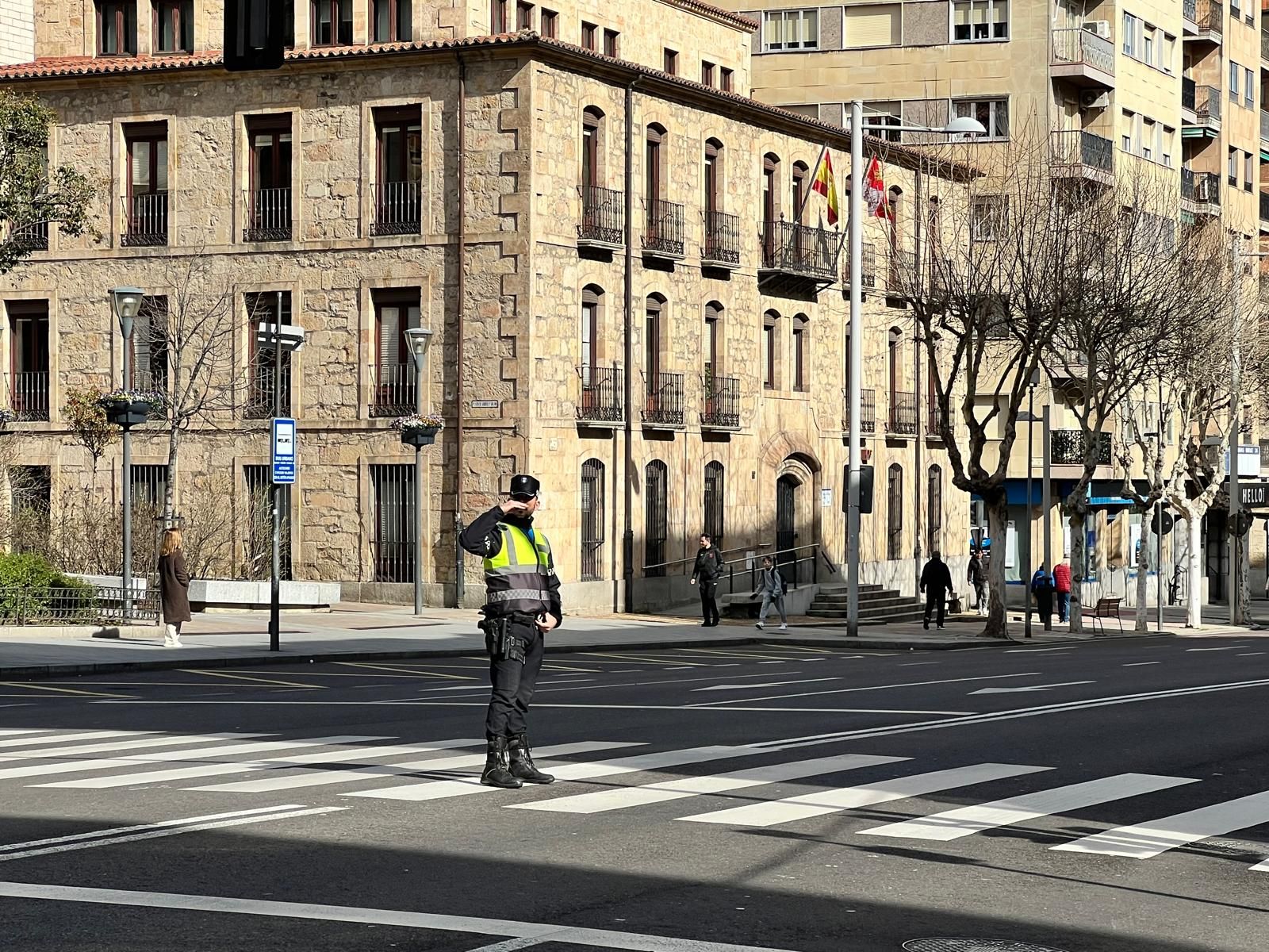 agentes-de-la-policia-local-dirigiendo-el-trafico-en-la-avenida-de-mirat-por-un-fallo-de-los-semaforos-fotos-s24h-6