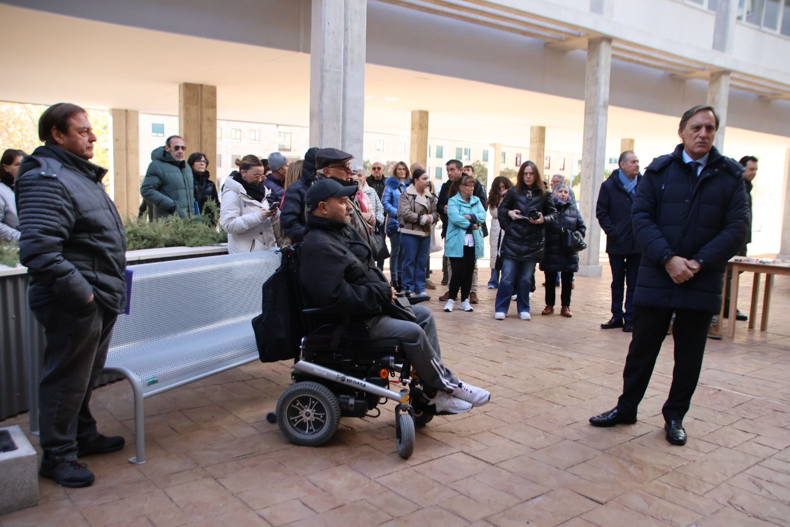 El alcalde de Salamanca, Carlos García Carbayo, entrega las llaves de la nueva promoción de viviendas protegidas en alquiler en Capuchinos