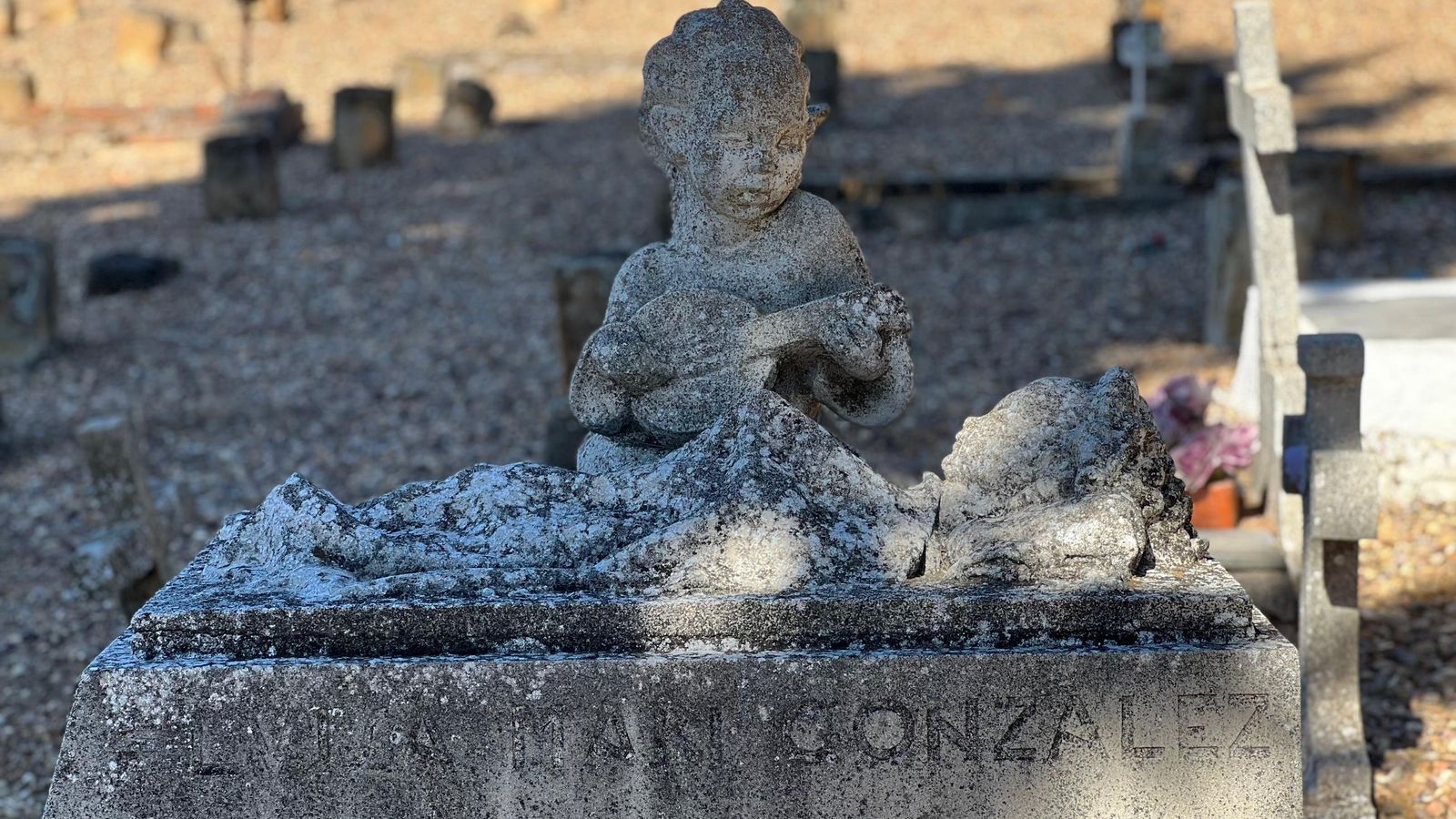 Estatua en la zona infantil del cementerio de Salamanca 