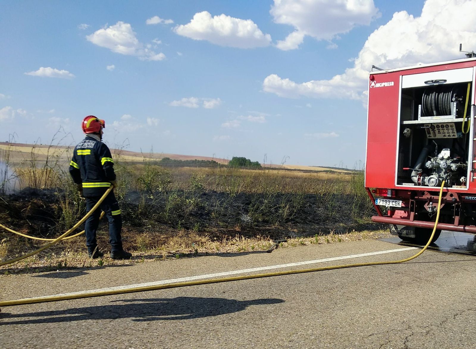 Fuego incendio carretera bomberos