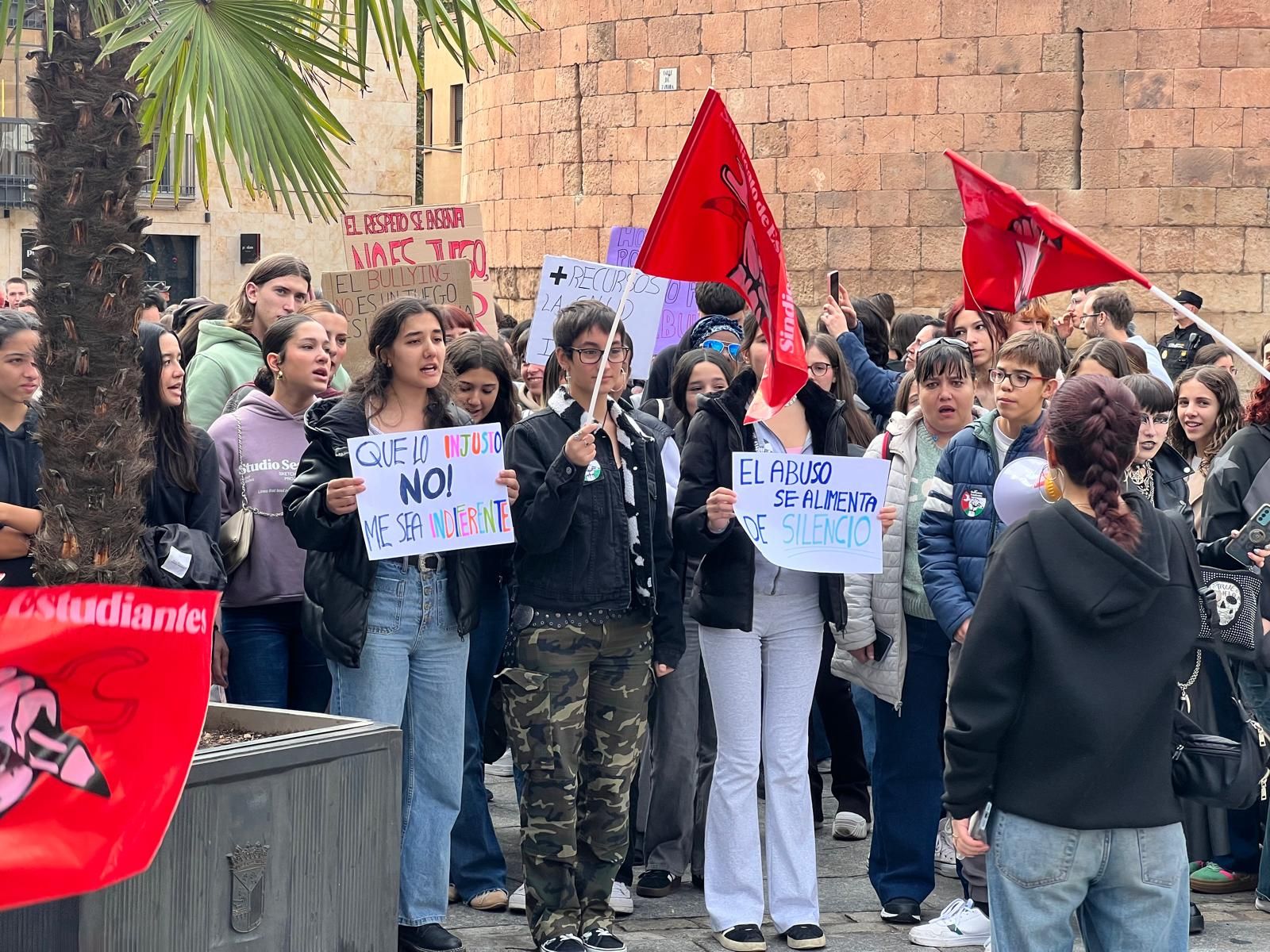 El Sindicato de Estudiantes de Salamanca reune a más de cien personas para poner "freno" al acoso escolar