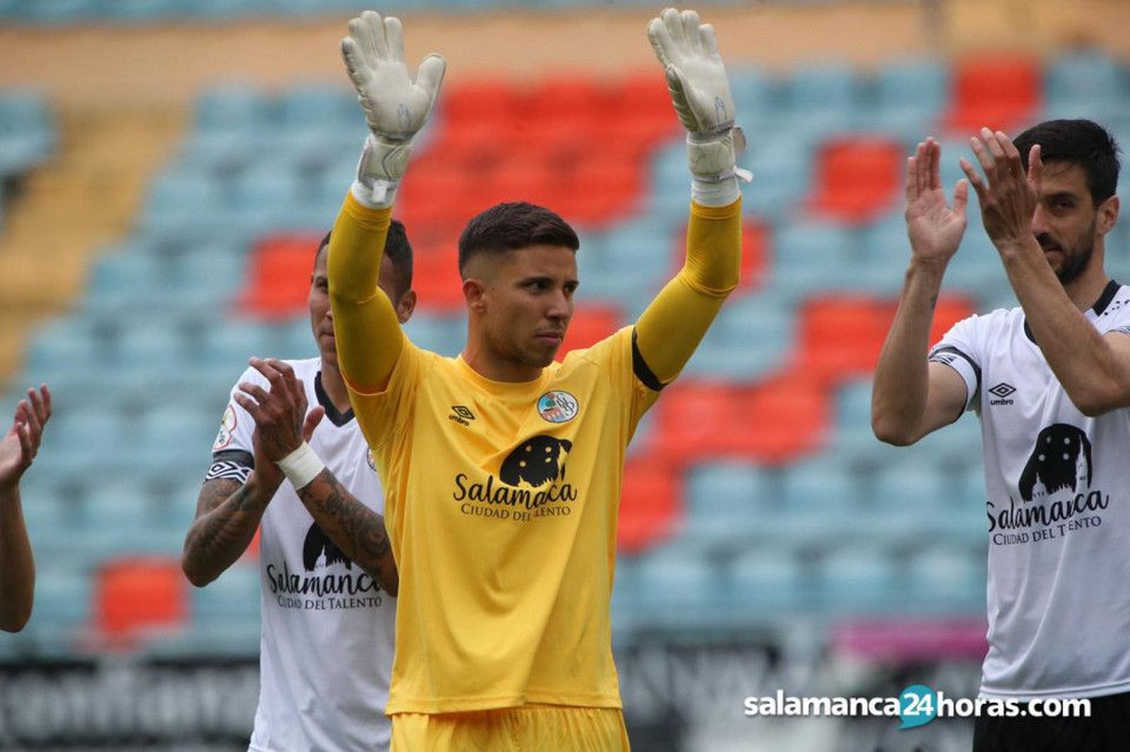 Barbero saluda a la afición antes de enfrentarse al Racing Ferrol.