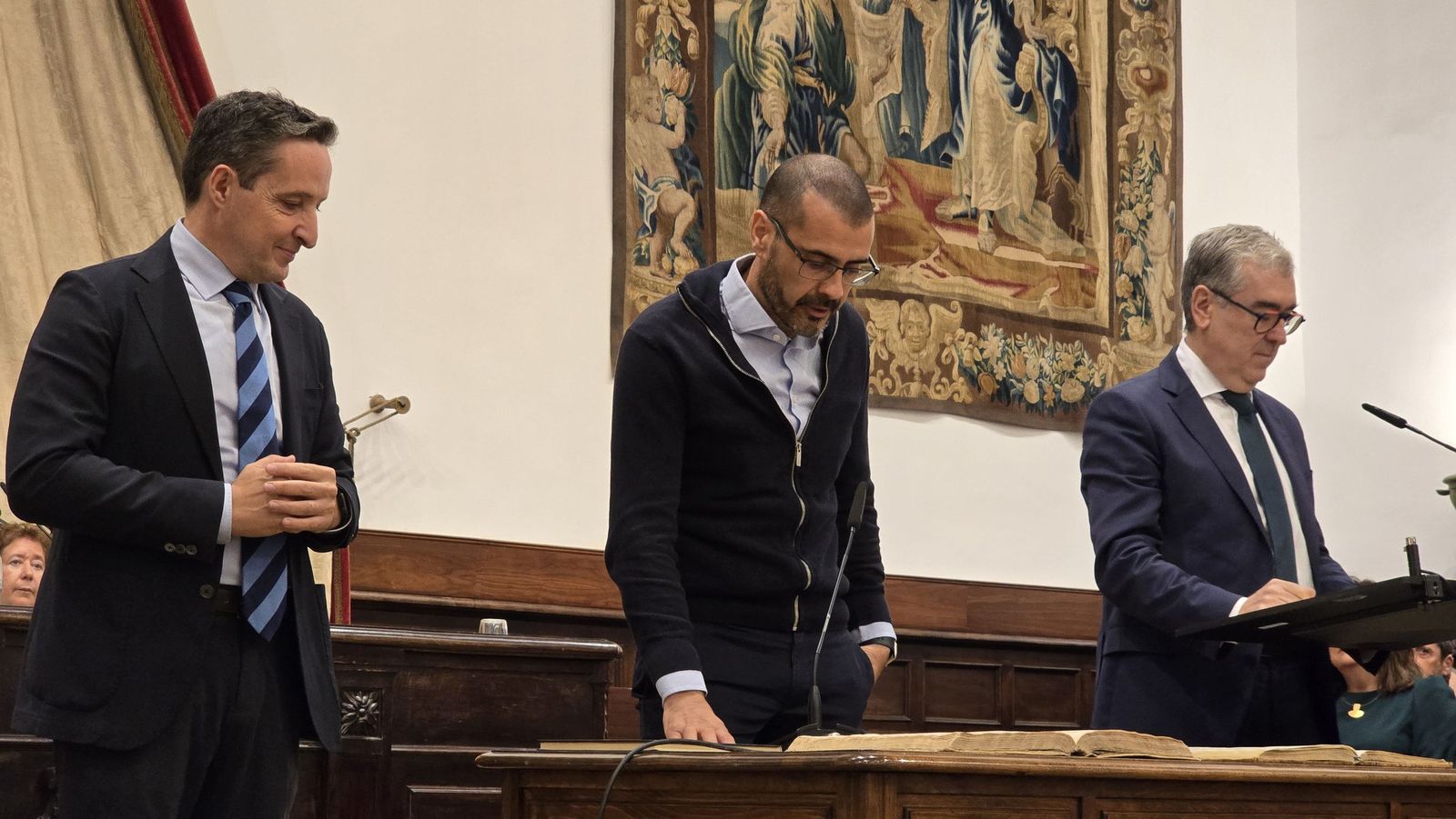 El rector de la Universidad de Salamanca preside el acto de toma de posesión de nuevos cargos académicos y del personal docente e investigador