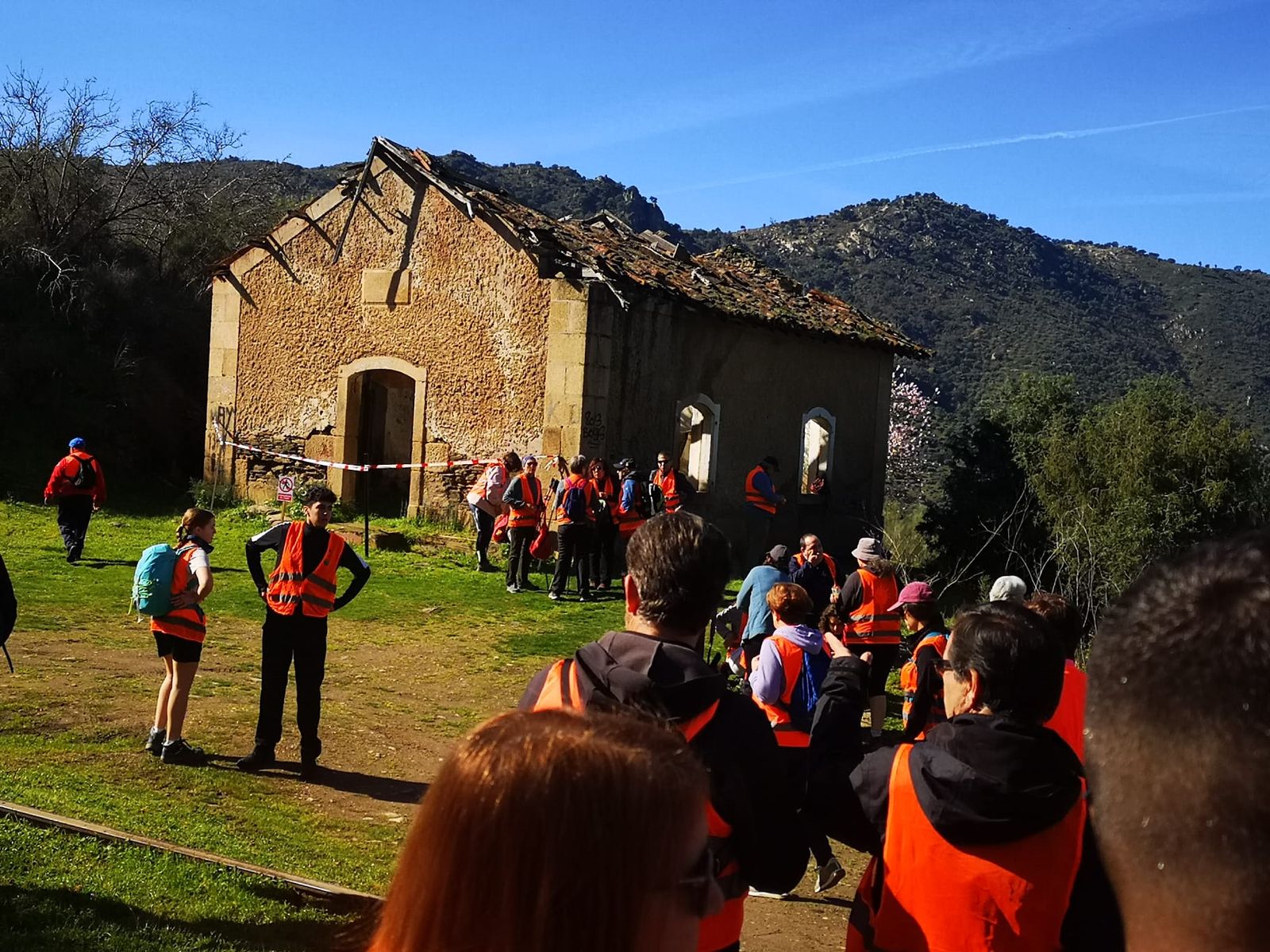 Más de un centenar de senderistas recorren La Fregeneda entre almendros en flor