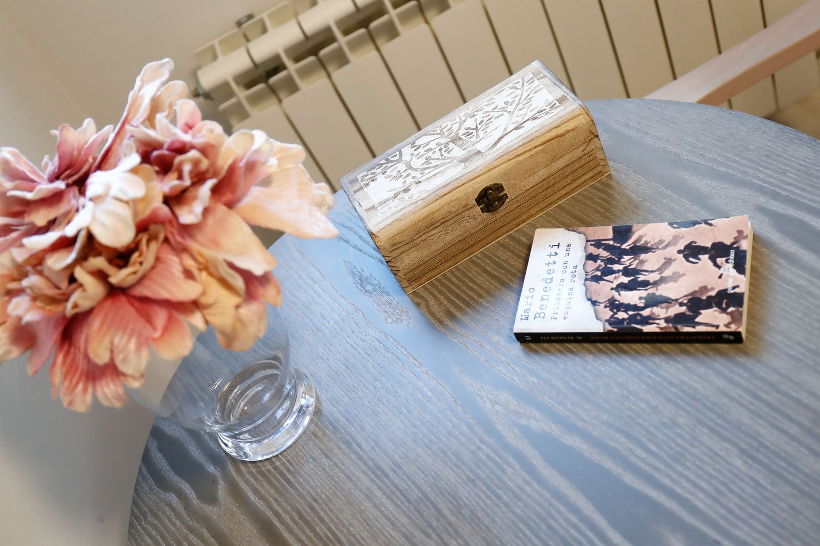 Detalle de un jarrón de flores y un libro sobre una mesa de una de las estancias del Centro de Mayores Vitalia Canillejas, la primera Residencia de cuidados COVID para personas mayores, habilitada po