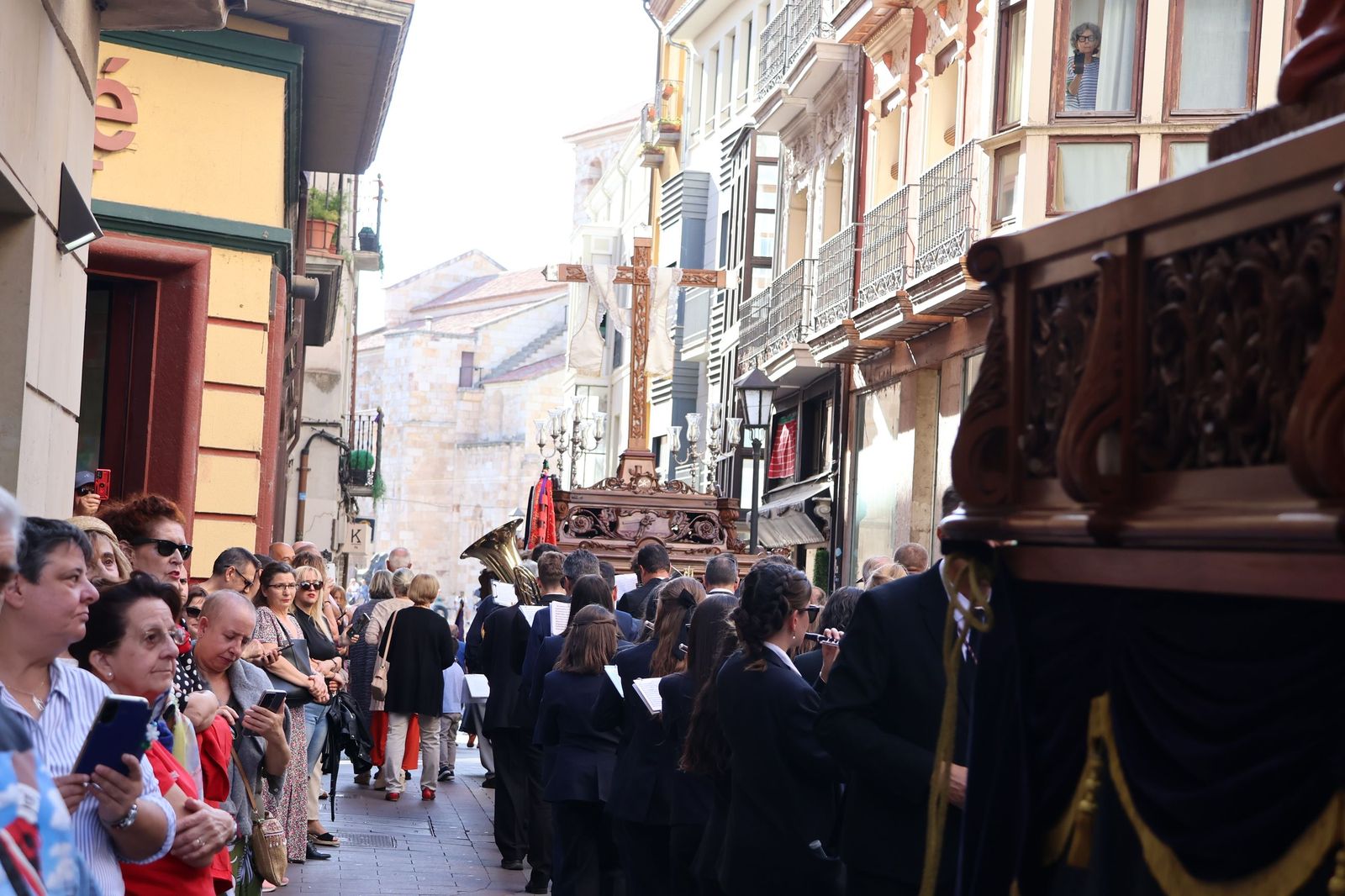 La Exaltación de la Cruz procesiona por las calles de Zamora rumbo a la carpa de San Bernabé