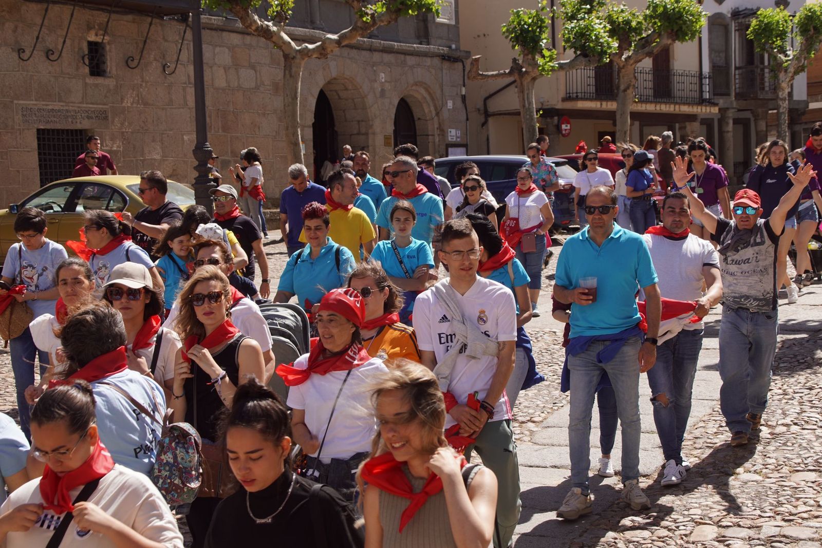 ledesma-calienta-motores-para-los-espantos-con-el-reparto-de-panuelos-y-la-salida-de-los-toros-del-prao-de-la-villa-41