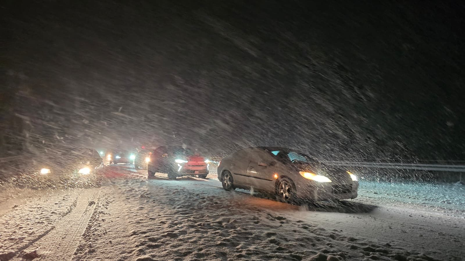 La nieve continúa entorpeciendo la conducción en Salamanca: varios conductores se quedan tirados en la A-66
