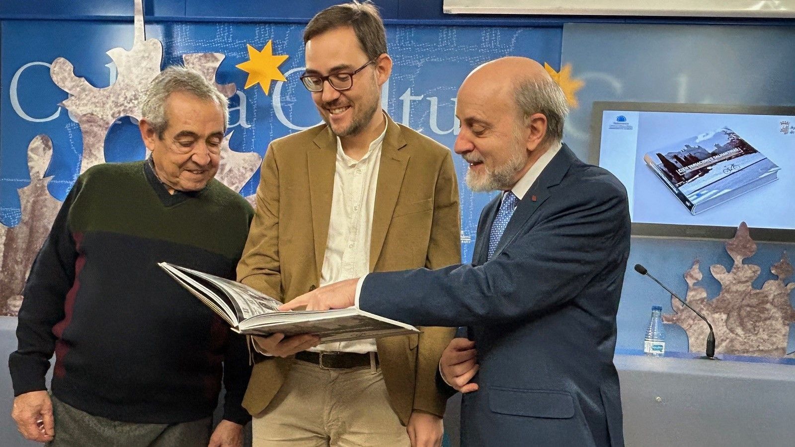 Presentación de 'Cien variaciones salmantinas', con textos de Ricardo López, fotografías de Vicente Sierra Puparelli y prólogo de José Antonio Pascual Presentación de 'Cien variaciones salmantinas', con textos de Ricardo López, fotografías de Vicente Sierra Puparelli y prólogo de José Antonio Pascual