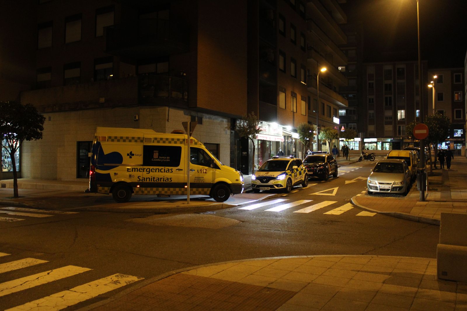 Ambulancia y Policía Local en el SUAP de la calle Valencia. Centro de Salud de San Juan de Salamanca